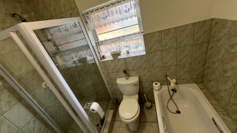 5 Bedroom Property for Sale in Wavecrest Eastern Cape